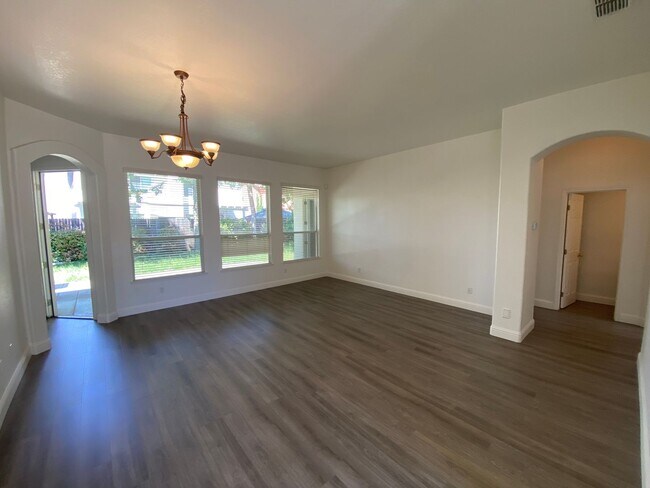 Foto del edificio - East Elk Grove Home Close to Pleasant Grov...