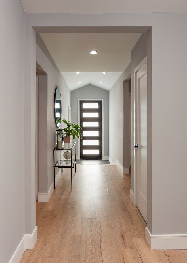 Foto del edificio - *Unfurnished* Gorgeous 4-Bed Oasis with Po...