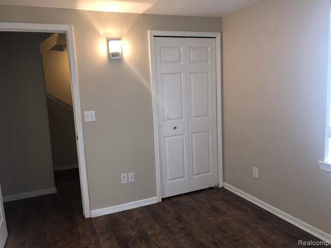 Building Photo - 42633 Park Cresent Dr