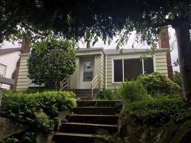 Building Photo - Crown Hill House-Yard care included!