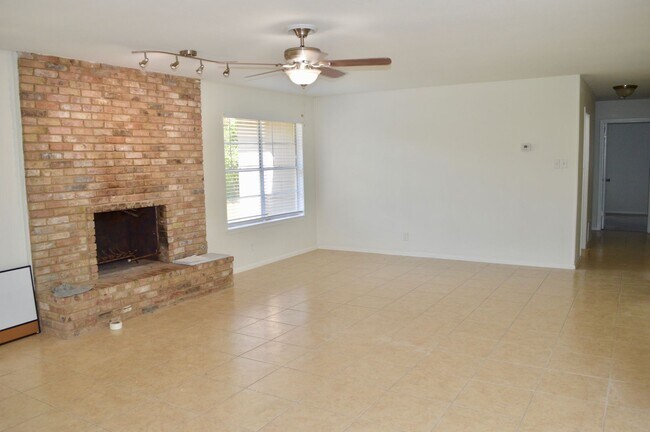 Building Photo - Beautifully remodeled 3 bed 2 bath spaciou...