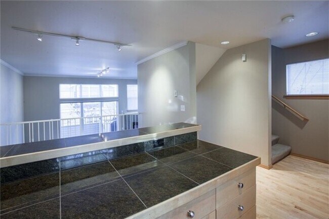 Building Photo - Lovely 3 bed, 2.5 Bathroom Magnolia Tonwnh...