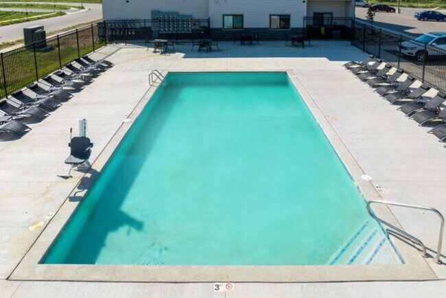 Área de piscina - Grand Prairie Apartments & Townhomes