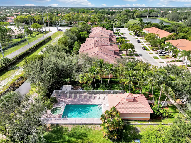 Foto del edificio - 6439 Azura Lake Rd