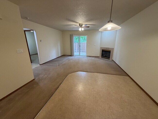 Foto del edificio - 3 Bedroom / 1.5 Bathroom Duplex Unit - Nearby Transportation, Milwaukie Marketplace and King Road...