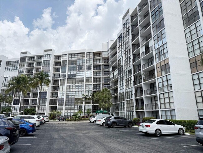 Building Photo - 800 Parkview Dr