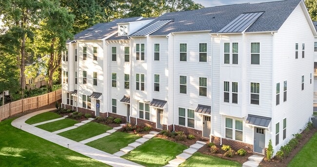 Building Photo - Townes at Five Points