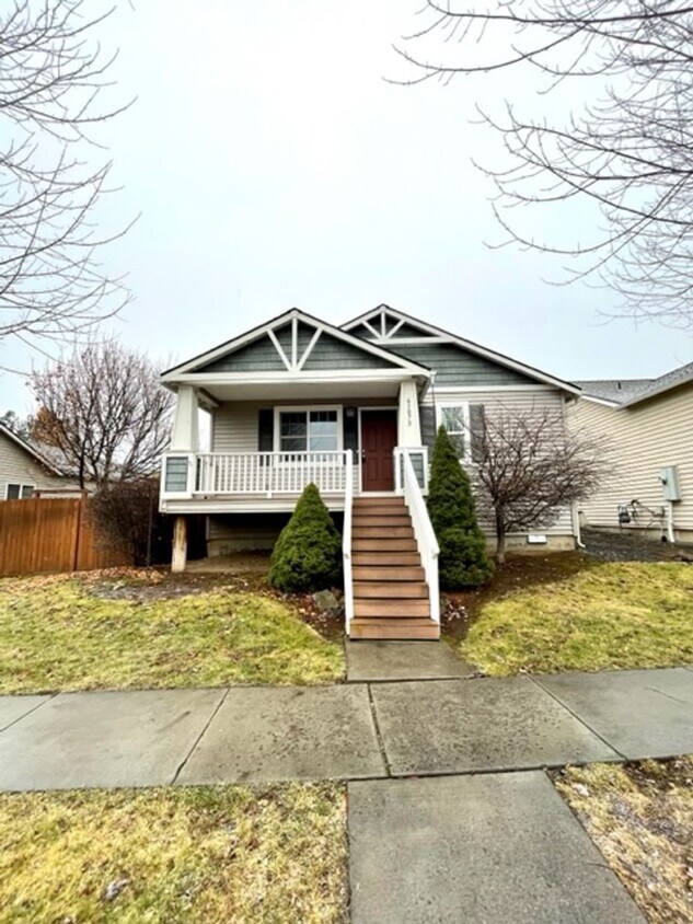 Foto principal - Single level home in Foxborough! Fenced ya...