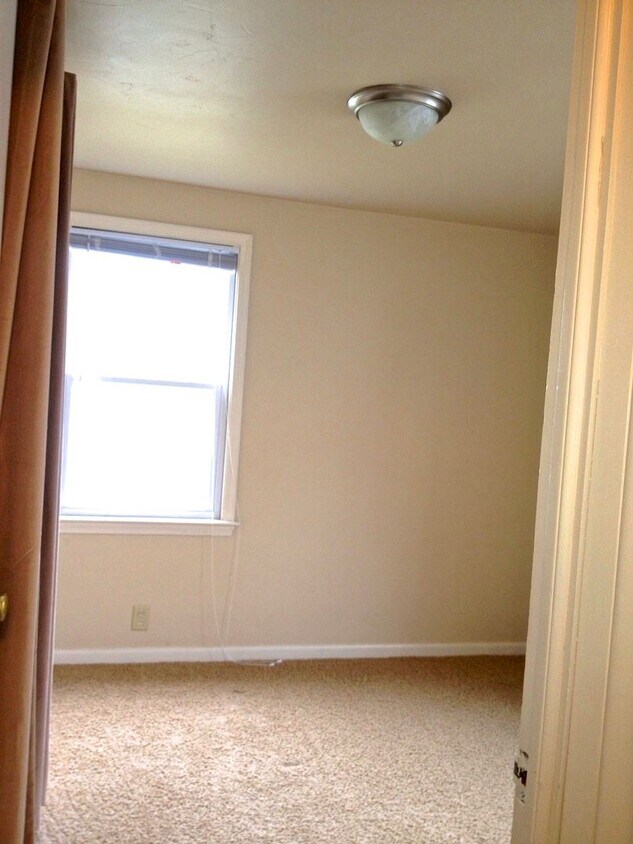 Foto del edificio - One Bedroom First Floor  Apartment in a 4 unit Building