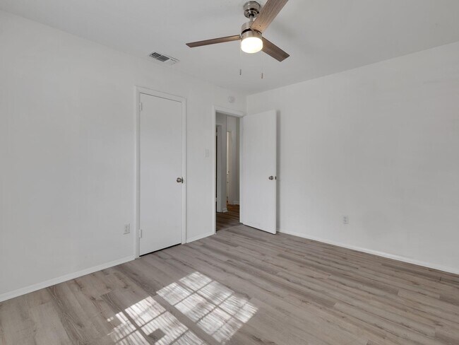 Foto del edificio - 330 Meadowbrook Ln