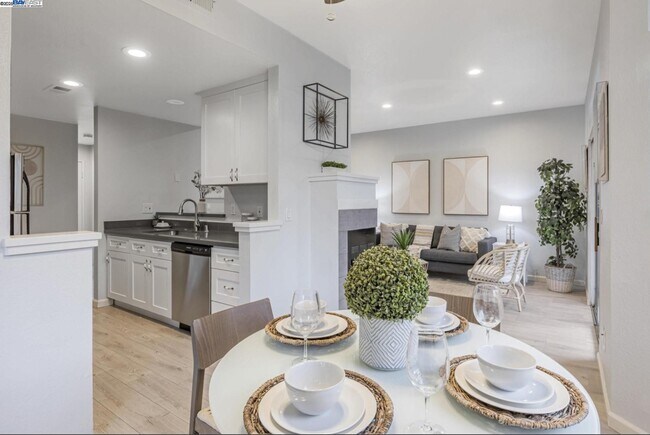 Foto del edificio - 7595 Canyon Meadows Cir