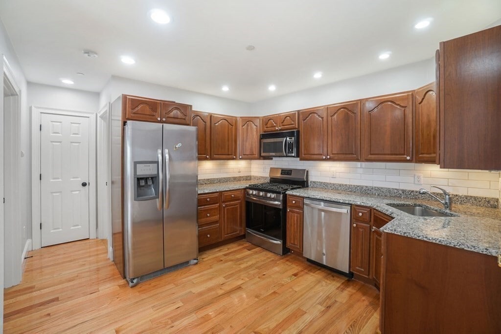 Primary Photo - 121 W 7th St