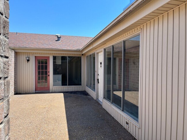 Foto del edificio - SPACIOUS SOUTHSIDE DUPLEX!