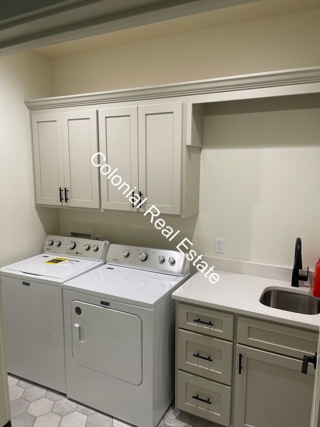Building Photo - Coming soon! Beautifully updated, spacious...