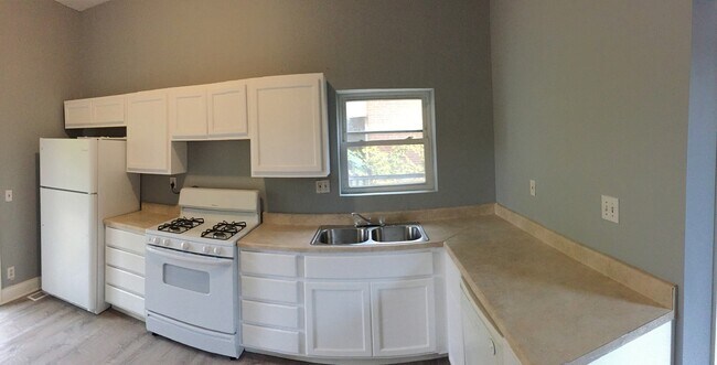 Foto del edificio - Spacious 3 Bed, 2 Full Bath Home! Renovate...