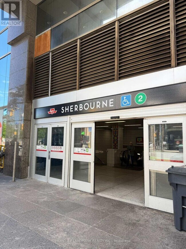 Building Photo - 609 Sherbourne St