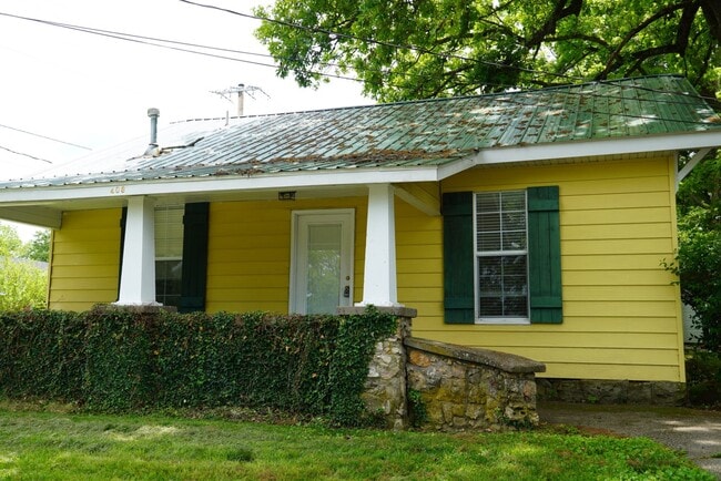 Building Photo - Adorable Bungalow Steps From the Ozark Squ...