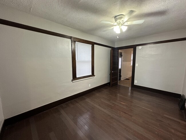 Building Photo - 1452 Myott Ave