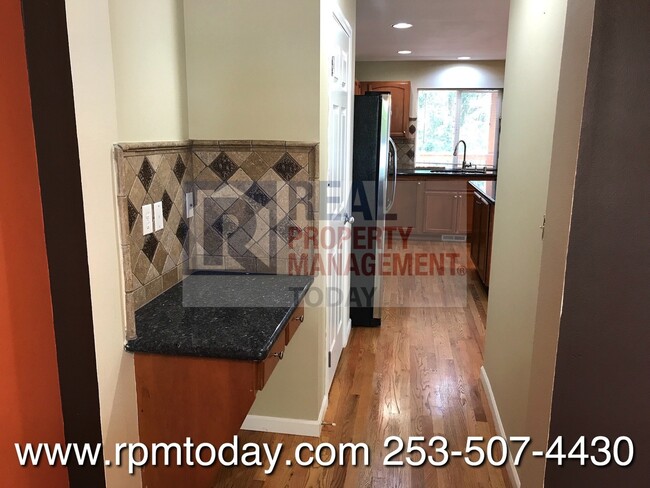 Foto del edificio - Stunning 4 Bedroom Home with Office Space!