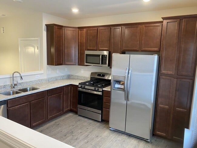 Building Photo - Spacious 2 Story, 3 Bed, 3 Bath Townhome n...