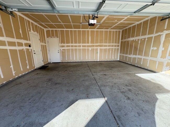 Building Photo - Beautiful home in a gated community Rent Ready!