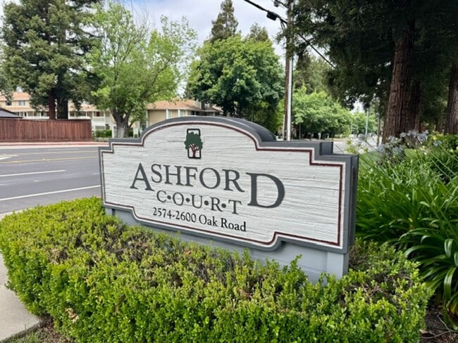 Building Photo - Beautiful upper level 2 story condo w/detached 1 car garage in Ashford Ct.