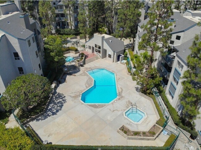 Building Photo - 1380 W Capitol Dr