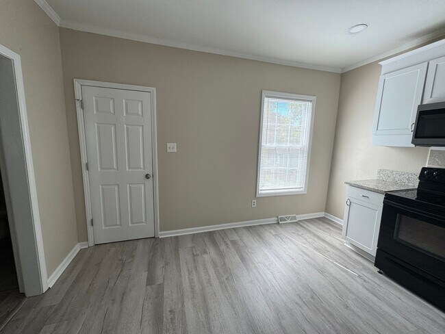 Foto del edificio - MOVE-IN READY!
