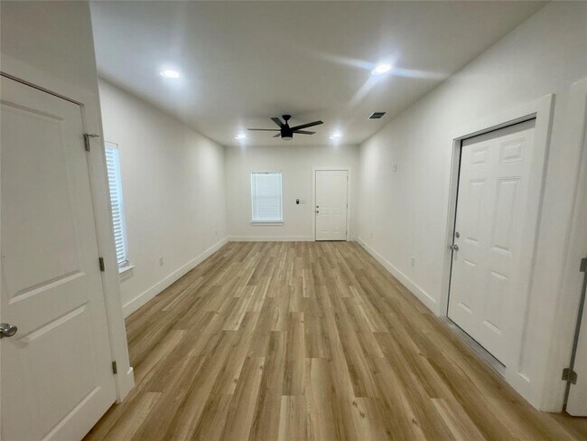 Foto del edificio - 715 E Live Oak St