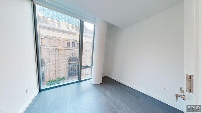 Building Photo - 635 W 59th St