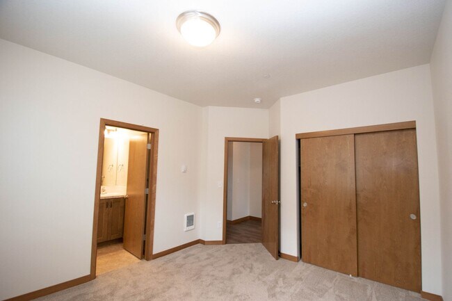 Foto del edificio - Gorgeous 2BD Duplex in Great Washougal Location! Beautiful Finishes!