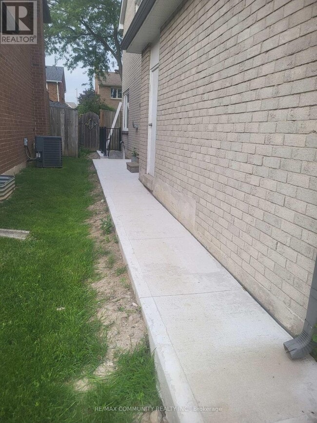 Building Photo - 609 Amberwood Crescent