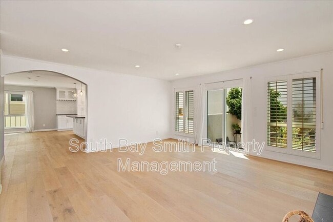 Building Photo - 122 S Guadalupe Ave