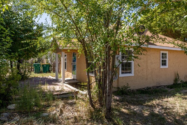 Building Photo - 415 Bunker Ave
