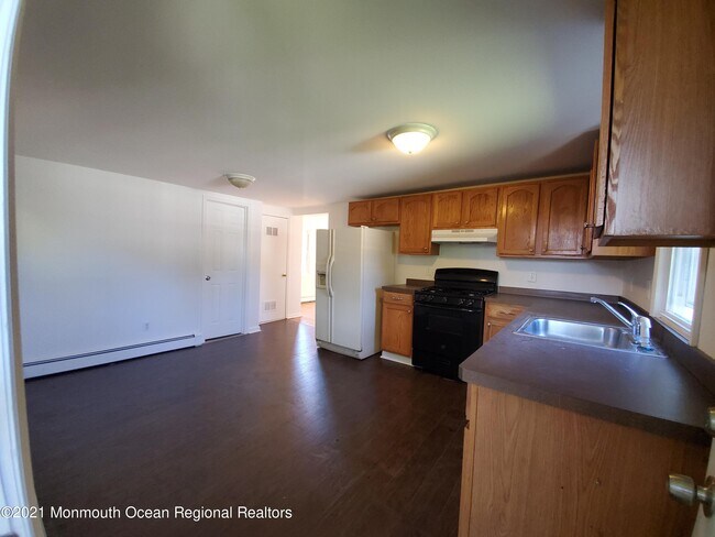 Building Photo - 722 Monmouth Pkwy