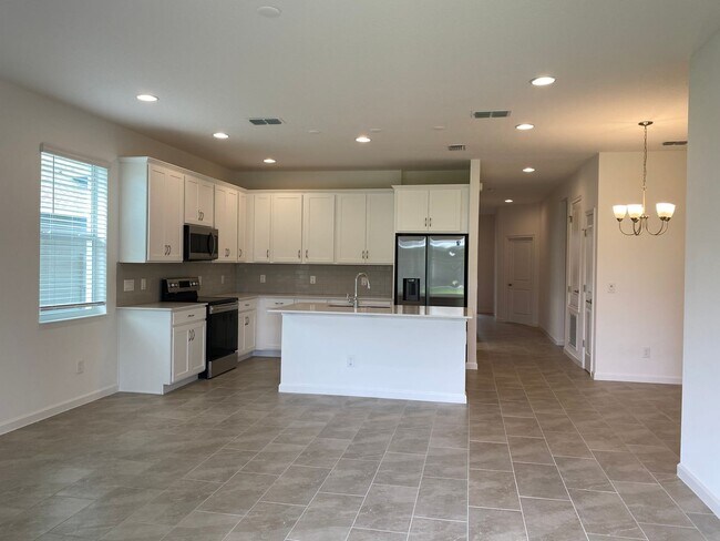 Foto del edificio - COMPASS LANDINGS  4 BEDROOM, 2.5 BATHROOM ...