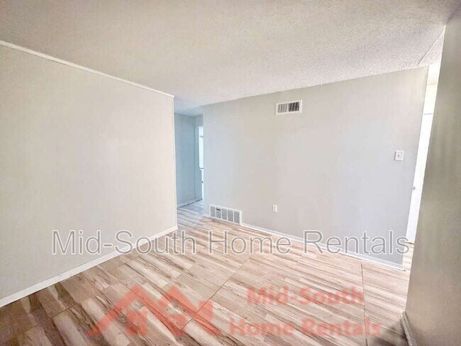 Building Photo - 642 Safari Dr