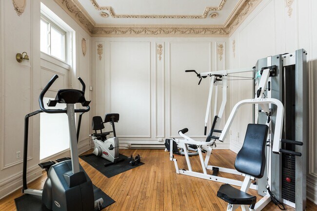 Foto del edificio - Two Bedroom, One Bath with Main Street Vie...