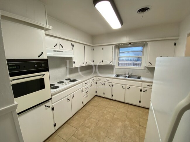 Foto del edificio - 3 bedroom, 2 bath, 1 car garage