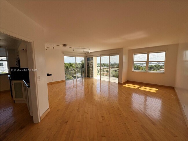 Foto del edificio - 10140 W Bay Harbor Dr