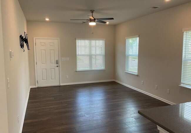 Foto del edificio - COMING SOON!! Spacious and Modern 3-Bedroo...