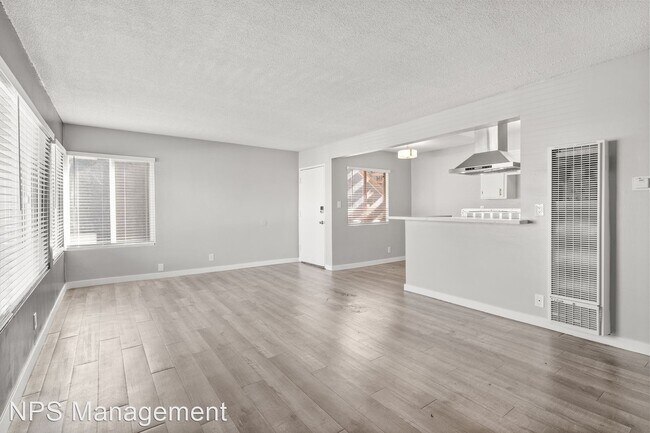 Foto del edificio - 2 br, 2 bath Apartment - 1121 Daisy Avenue...
