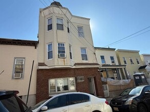 Building Photo - 609 38th St