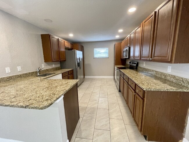 Foto del edificio - 4 bedroom 2 bathroom pool home for rent