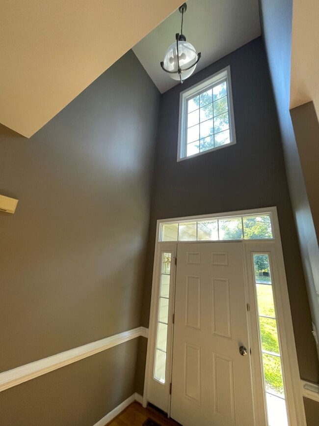 Building Photo - Large 4 Bedroom, 2.5 Bath Home in Atlee Hi...