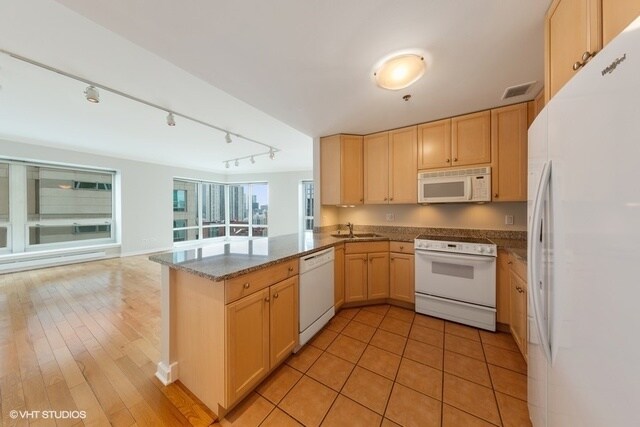 Building Photo - 57 E Delaware Pl