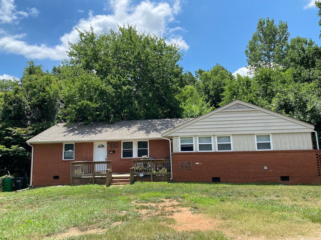 Front yard - 2813 Columbus Cir