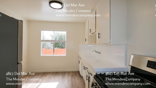 Building Photo - 4867 Del Mar Ave
