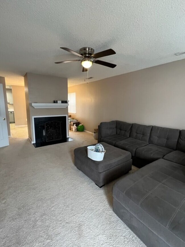 Building Photo - Adorable 2BR/2.5BA townhouse located in de...