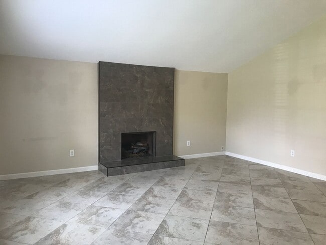 Building Photo - Nice 3/2 IN GRACY WOODS